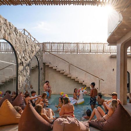 Atlas Gili Party Hostel Джили Трауанган Екстериор снимка