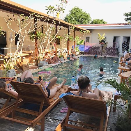 Atlas Gili Party Hostel Джили Трауанган Екстериор снимка