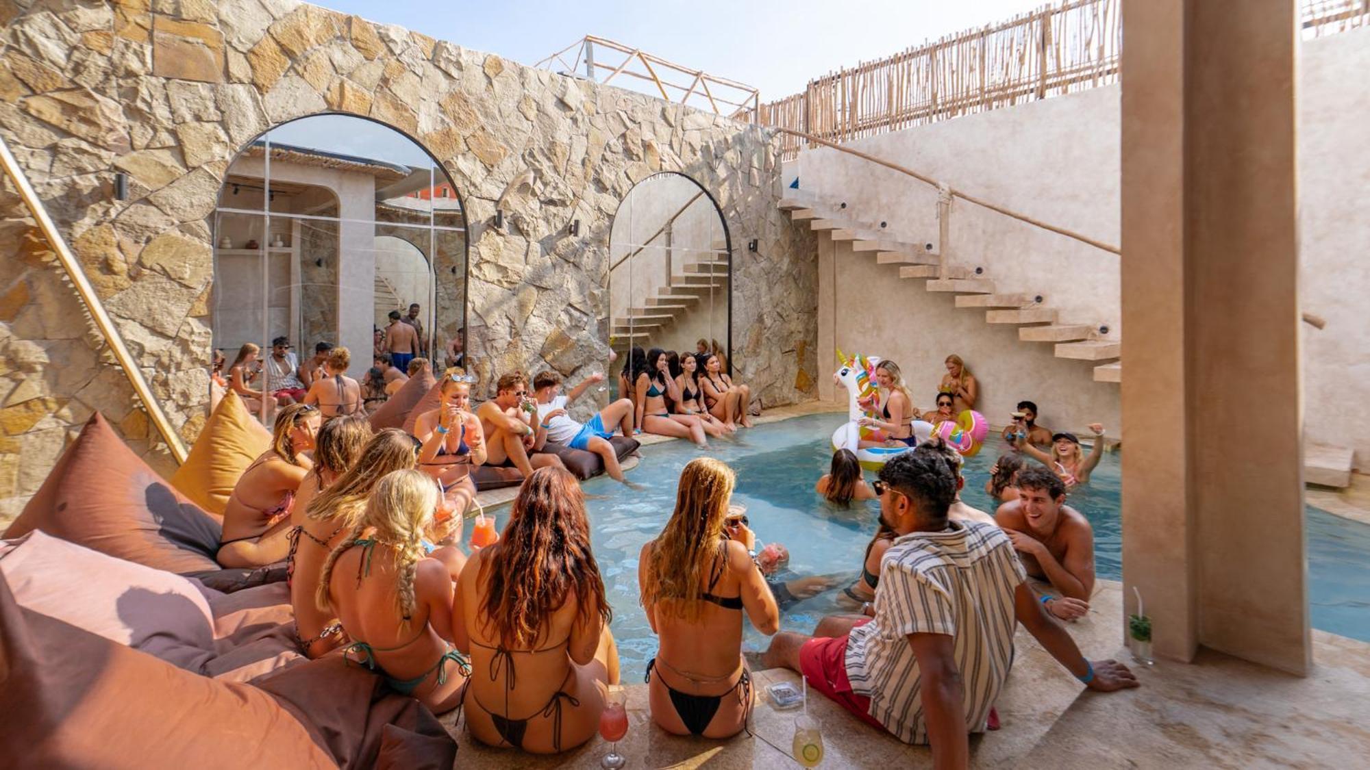 Atlas Gili Party Hostel Джили Трауанган Екстериор снимка