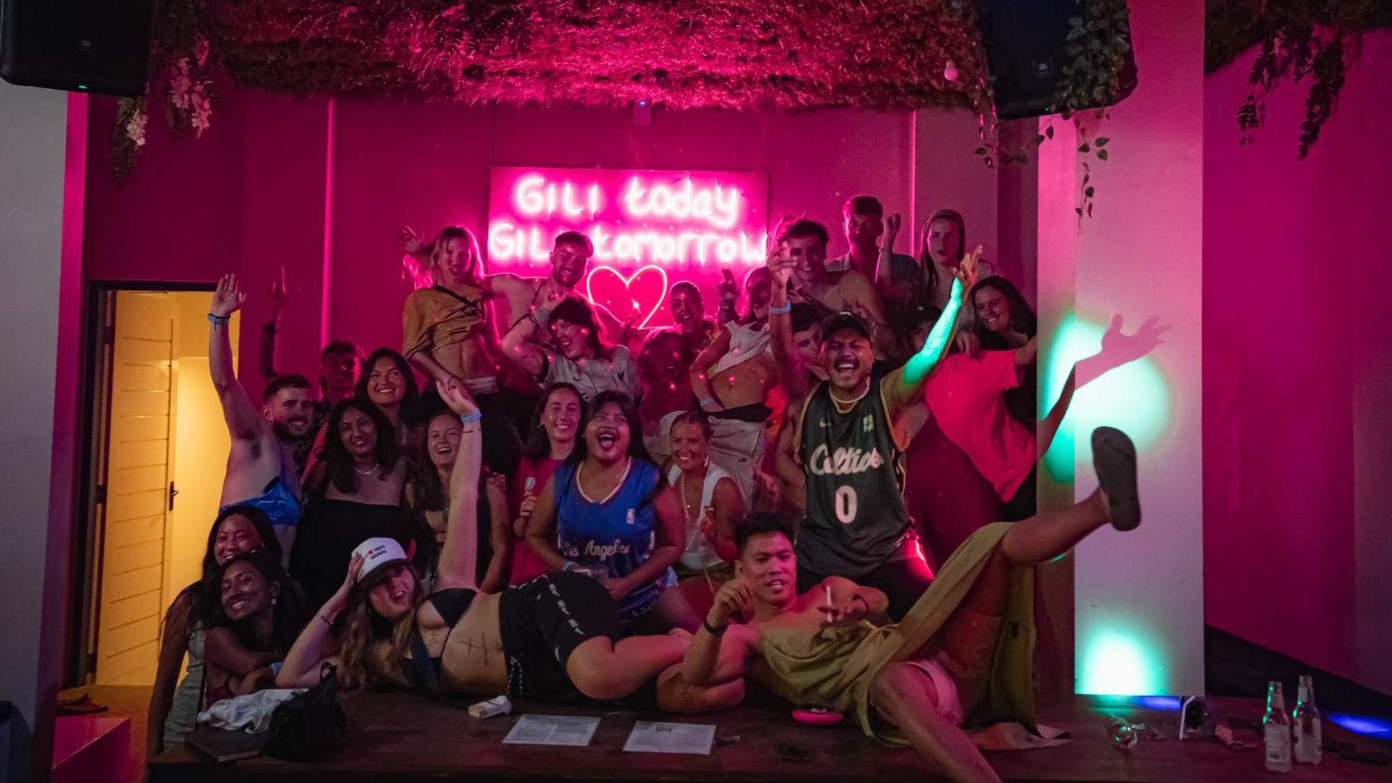 Atlas Gili Party Hostel Джили Трауанган Екстериор снимка