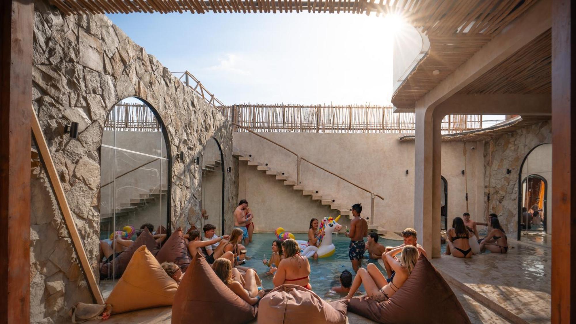 Atlas Gili Party Hostel Джили Трауанган Екстериор снимка
