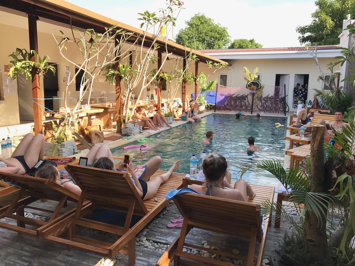 Atlas Gili Party Hostel Джили Трауанган Екстериор снимка
