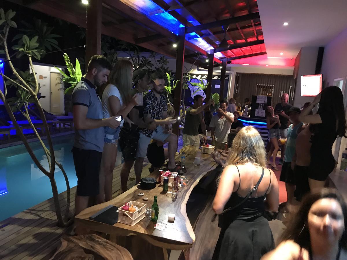 Atlas Gili Party Hostel Джили Трауанган Екстериор снимка