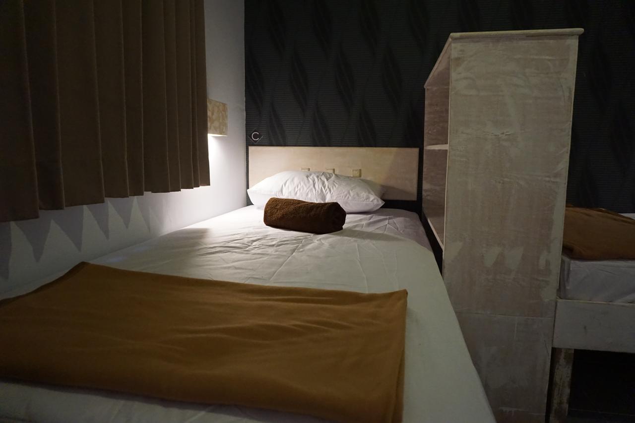 Atlas Gili Party Hostel Джили Трауанган Екстериор снимка
