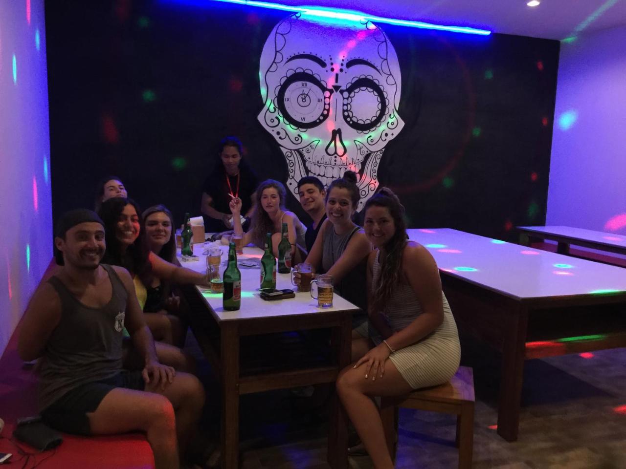 Atlas Gili Party Hostel Джили Трауанган Екстериор снимка