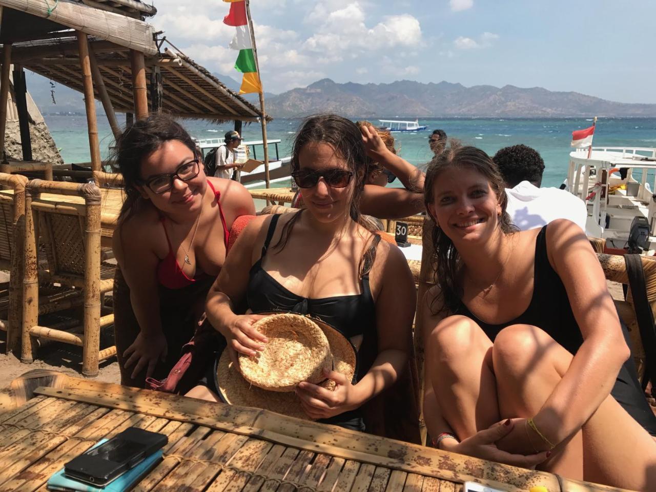 Atlas Gili Party Hostel Джили Трауанган Екстериор снимка